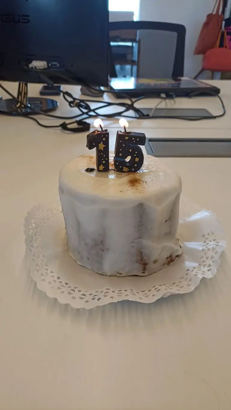 Pastel con velas del número 15 en la oficina de Turismo Vivencial